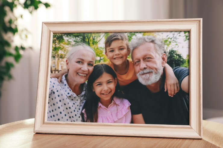 Marking the moment Picture frame with image of a family within