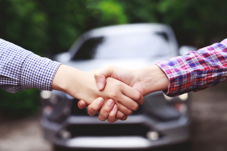 Two people shaking hands | Buying a used car | An Post Insurance