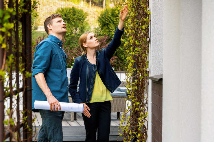 Couple examining exterior of house | New Homeowners Checklist | An Post Insurance